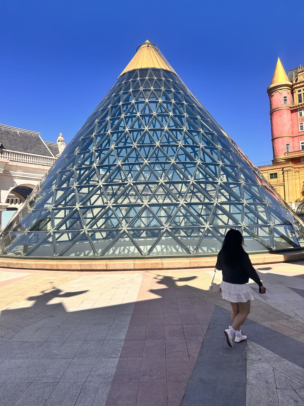 ガラス張りのピラミッド型の建物