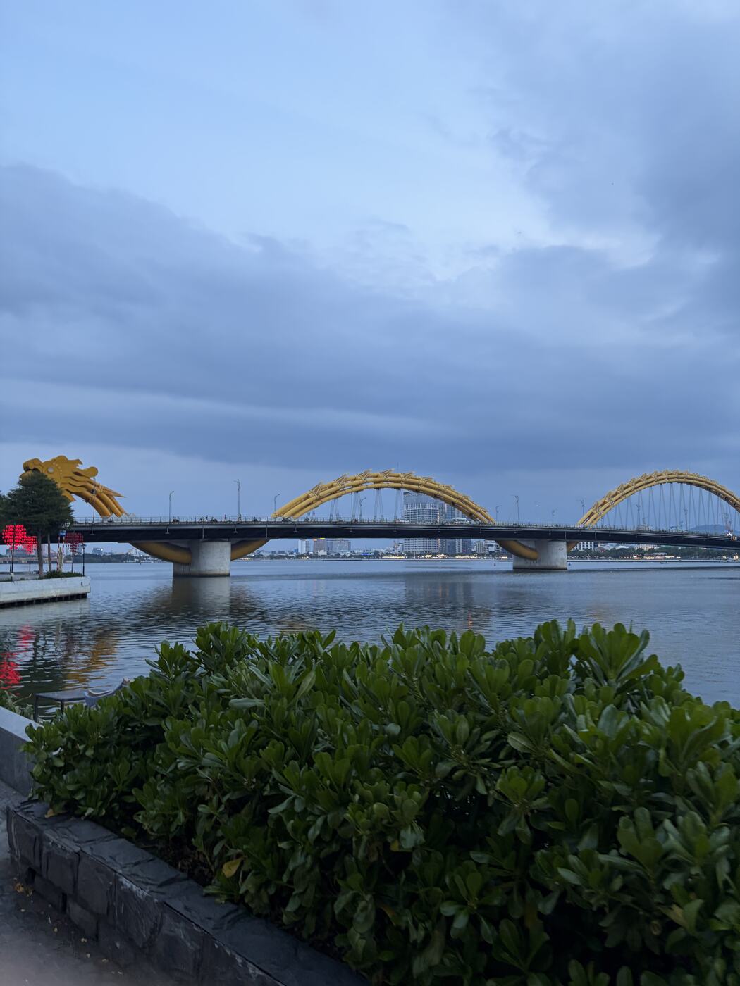 昼のドラゴン橋