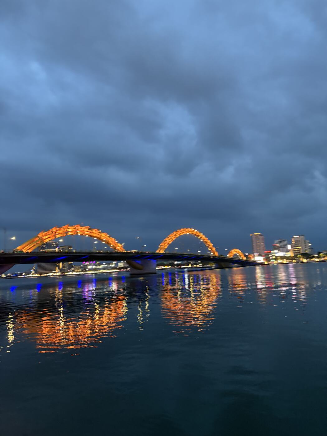 夕暮れのドラゴン橋