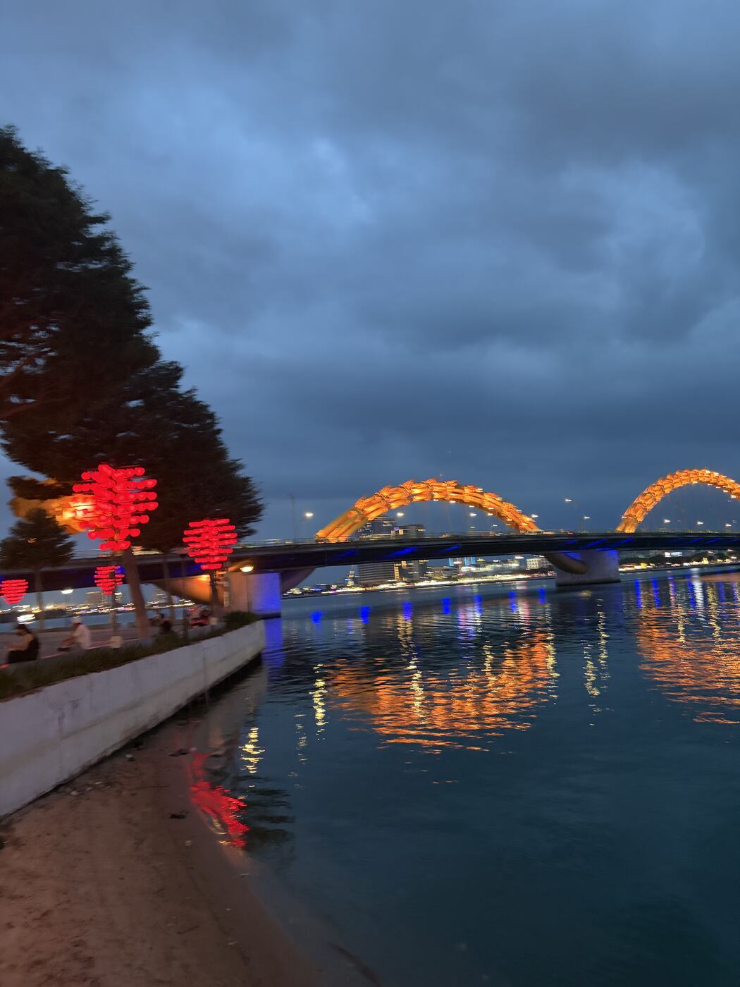 ハン川沿いの夜、赤いランタンの木