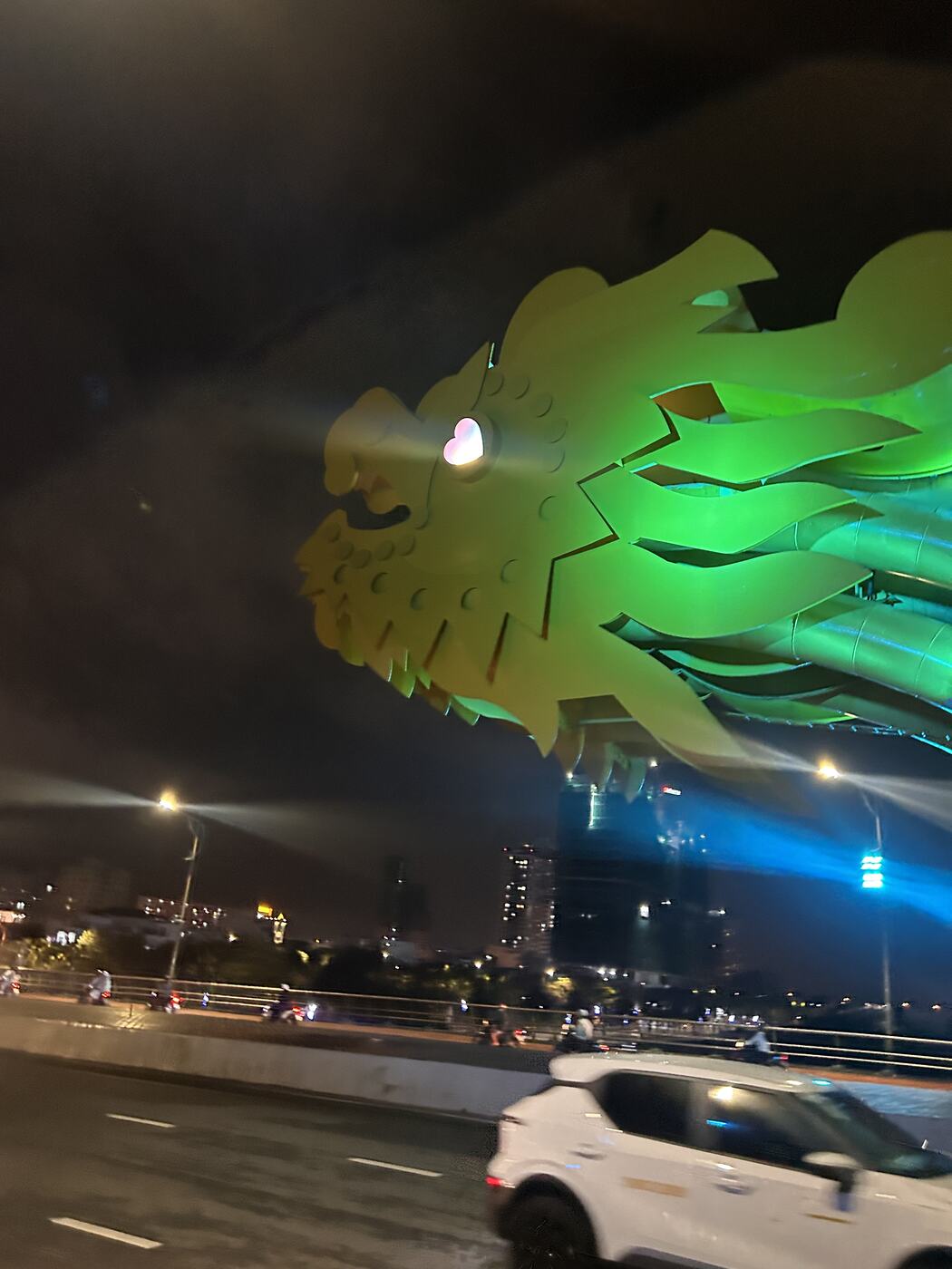 ドラゴン橋、夜のライトアップ