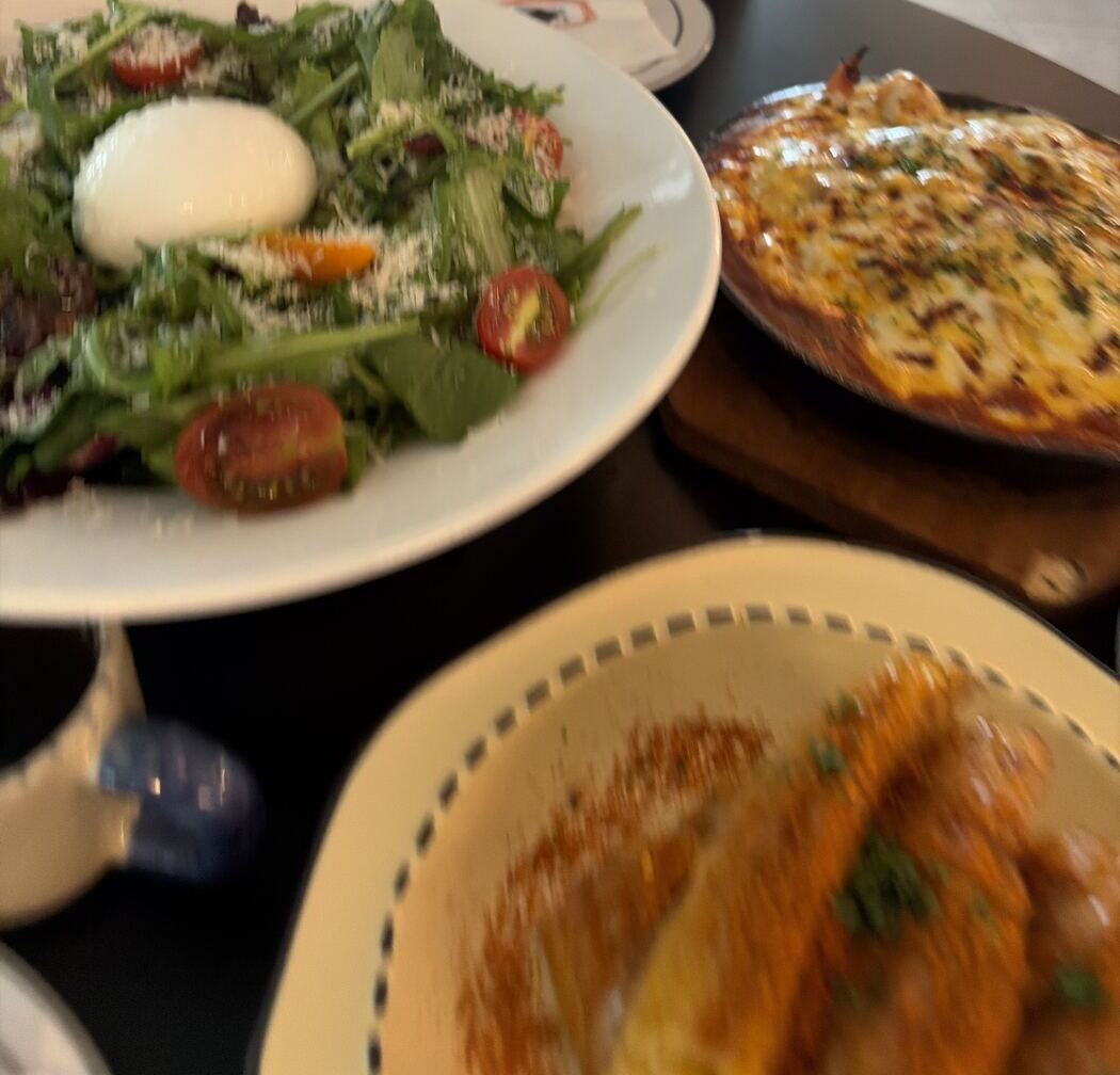 I Hate Mondayのサラダとピザ