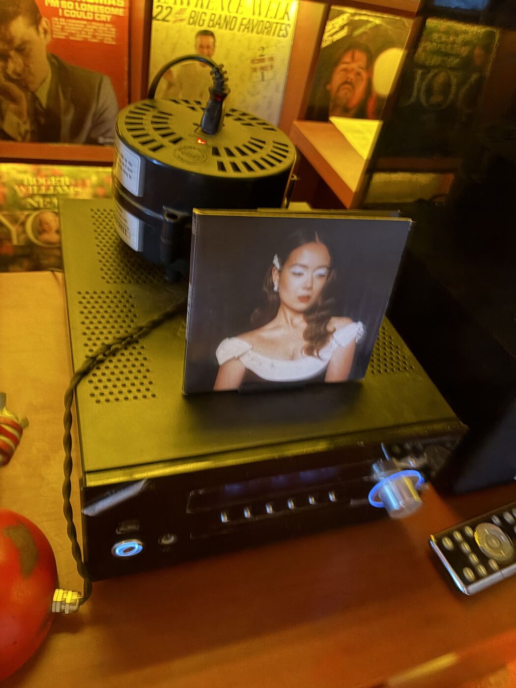 ターンテーブルとCDのディスプレイ