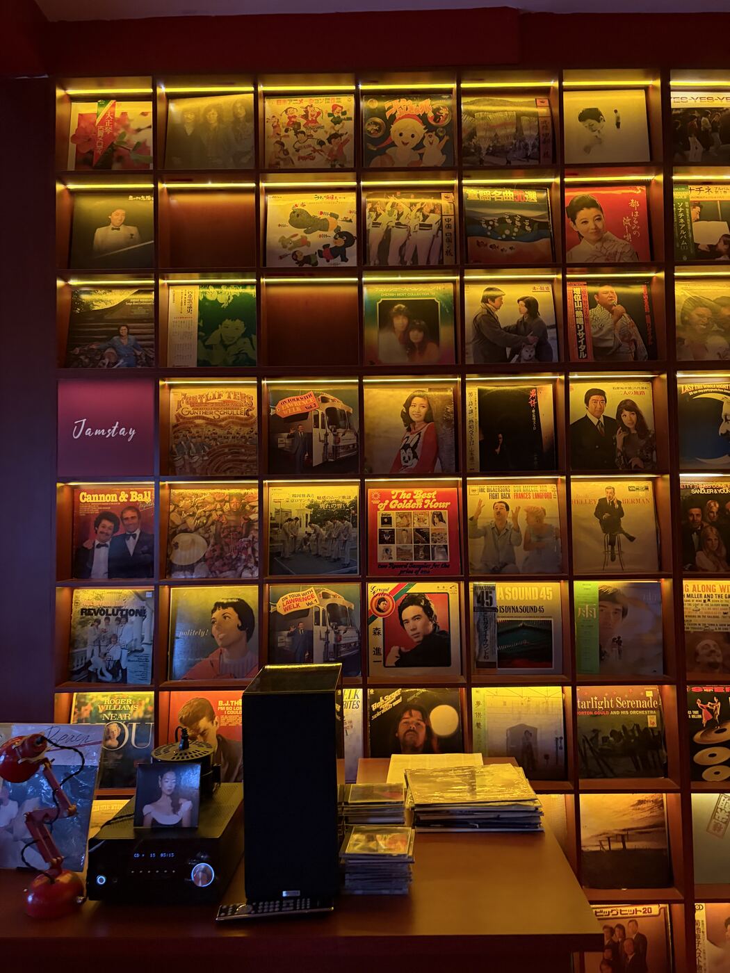 Jam Space Caféのレコード壁