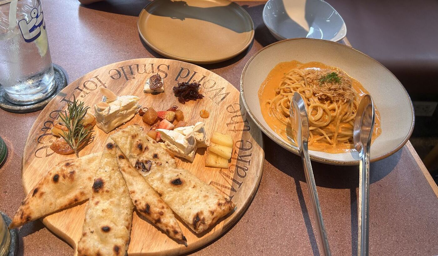 Pizza 4P'sのチーズプレートとパスタ