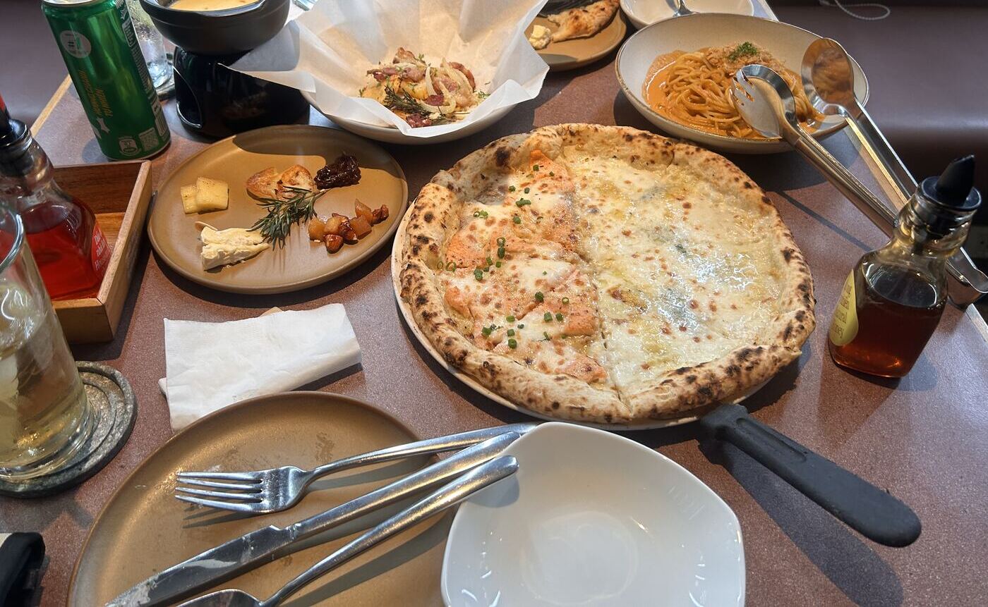 Pizza 4P'sのテーブル、ピザとパスタ