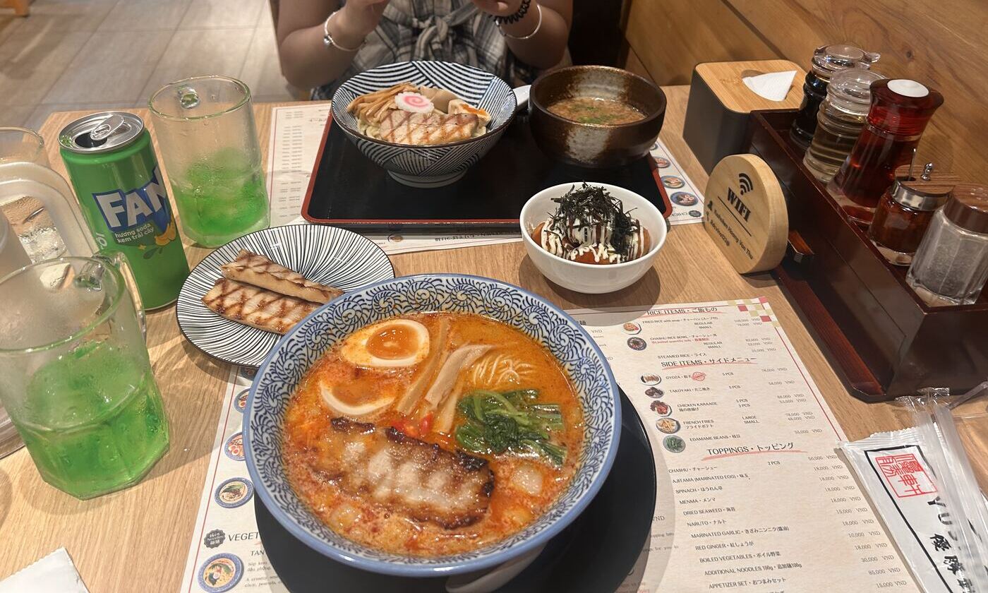 ラーメンと定食、テーブルいっぱいの料理