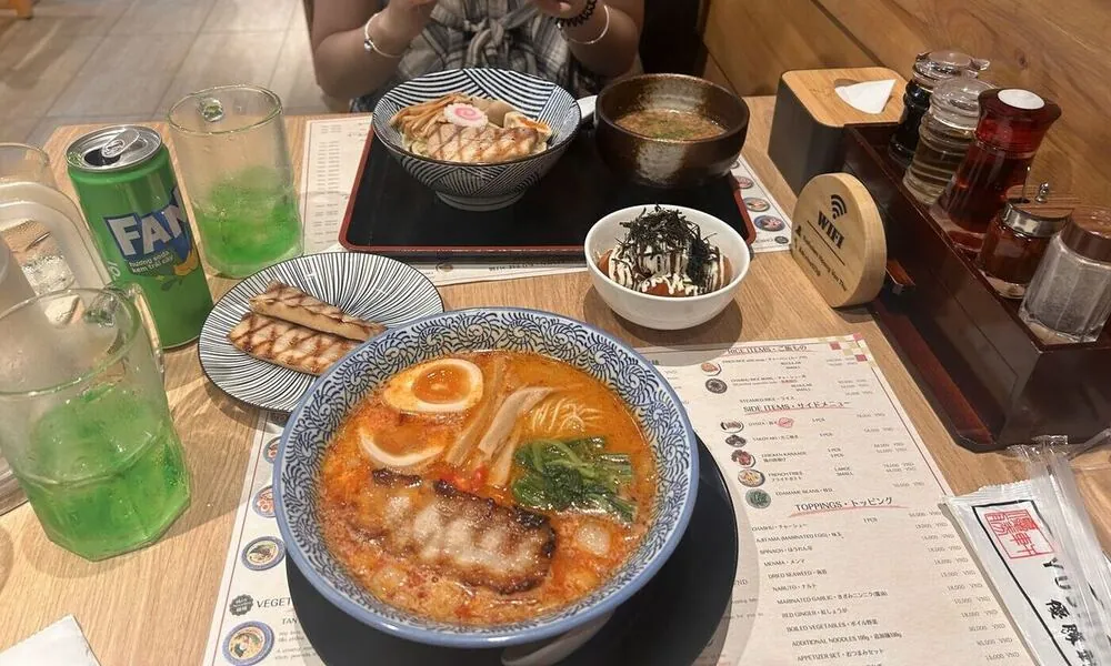 ラーメンと定食、テーブルいっぱいの料理