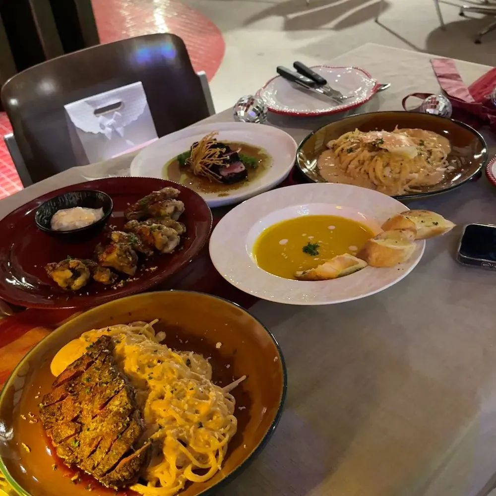 REDEN Restaurantの料理、かぼちゃのポタージュや鶏肉料理、パスタなど