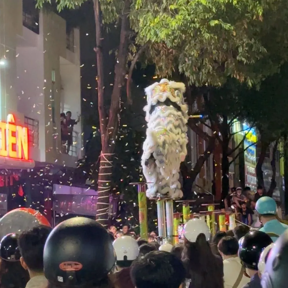 中秋節の夜、ダナン市内の通りを練り歩く獅子舞、紙吹雪が舞う中