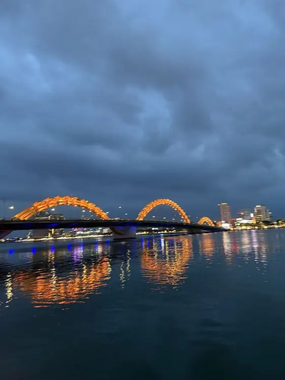 夕暮れのドラゴン橋