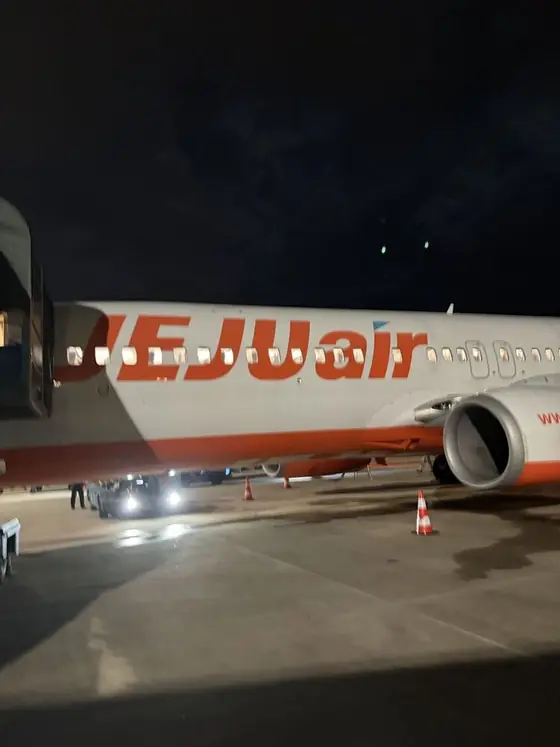 夜の空港に停まる飛行機