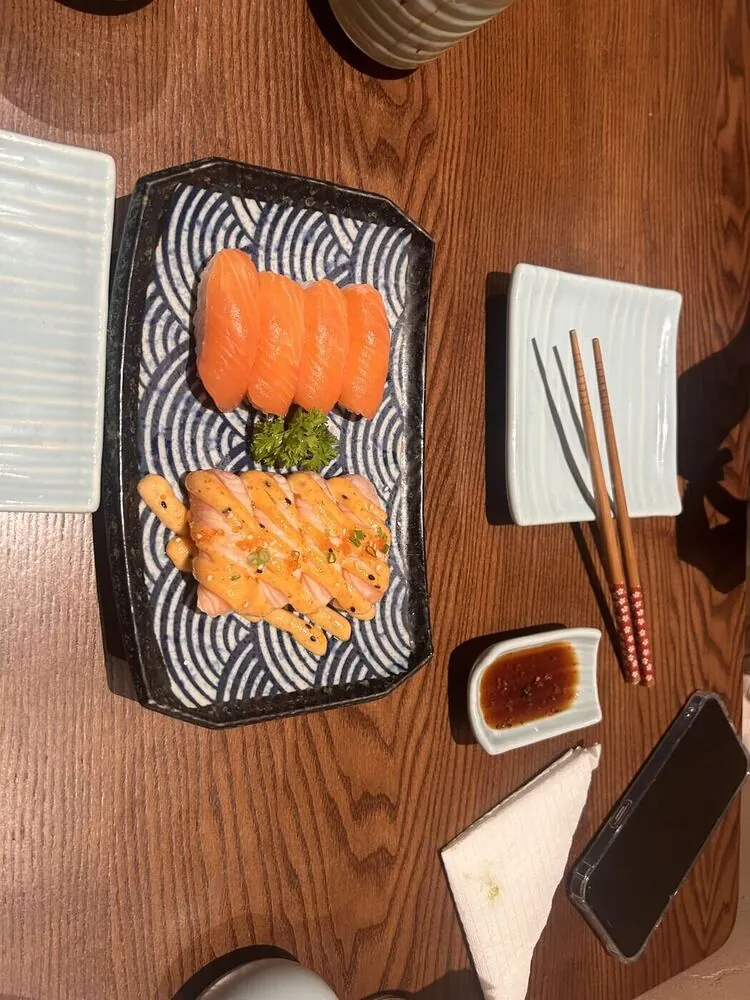 Salmon Clubのサーモン握りと炙り
