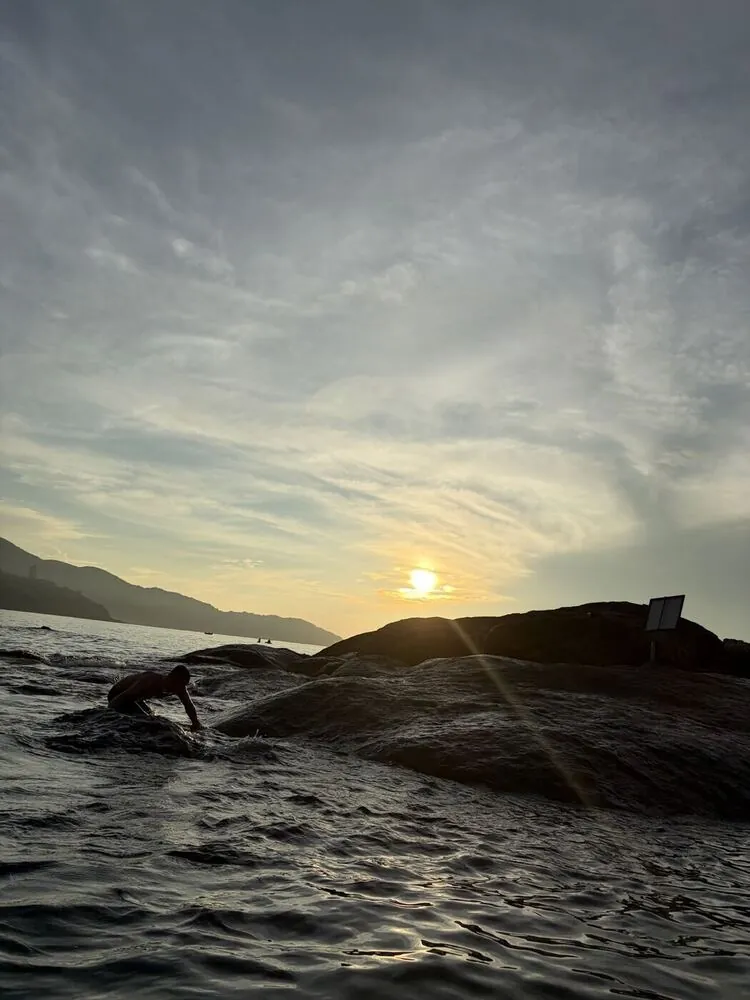 SUPの上から見た日の出前の空