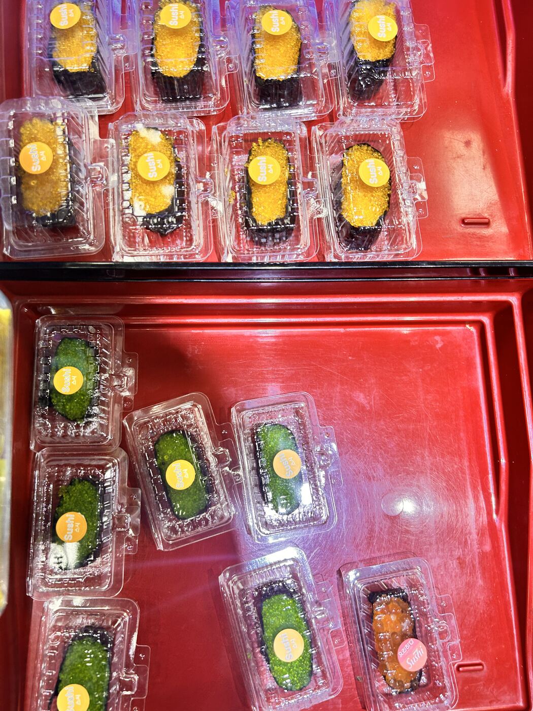 スーパーの寿司コーナー、いくらや軍艦巻き