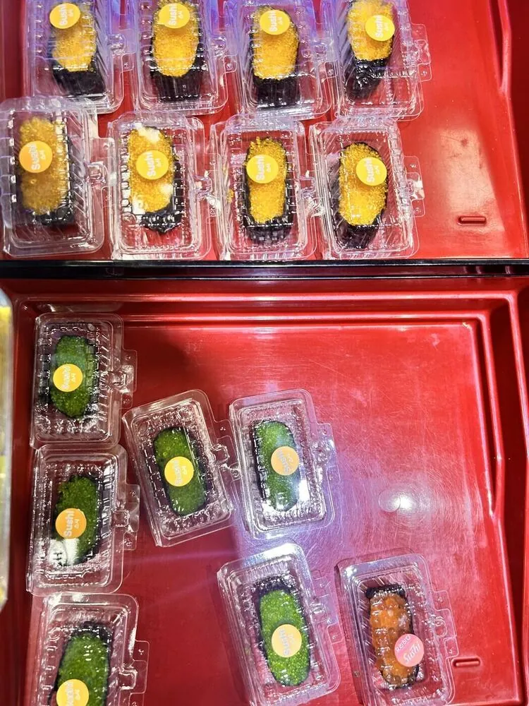 スーパーの寿司コーナー、いくらや軍艦巻き