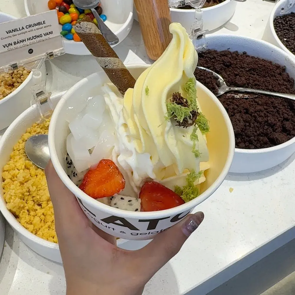 Yolatoのフローズンヨーグルト、フルーツとチョコレートのトッピング